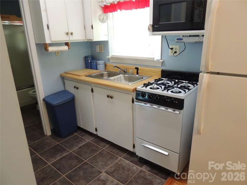 632 Rock Corner Road, Forest City, NC 28043.  MLS# CAR4402184, YatesRealty ID 35941. Guest House Kitchen