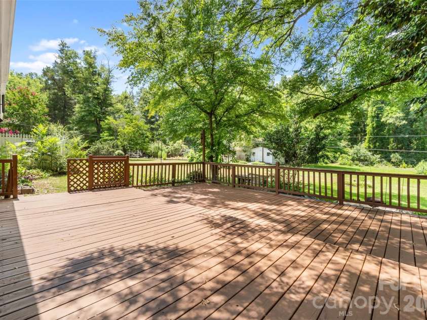 509 Lakeview Drive, Wadesboro, NC 28170.  MLS# CAR4402681, YatesRealty ID 35948. 