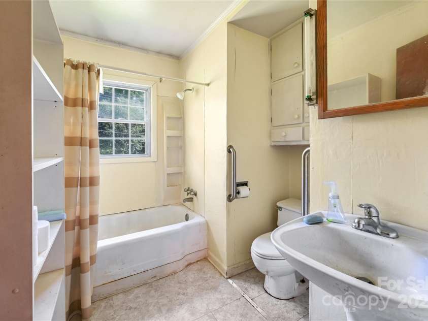 419 Monte Vista Road, Candler, NC 28715.  MLS# CAR4167954, YatesRealty ID 3595. Bathroom