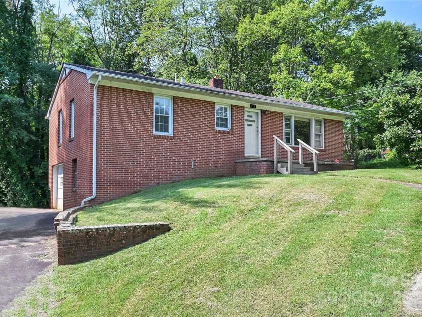 419 Monte Vista Road, Candler, NC 28715.  MLS# CAR4167954, YatesRealty ID 3595. Great location close to Asheville and I-40