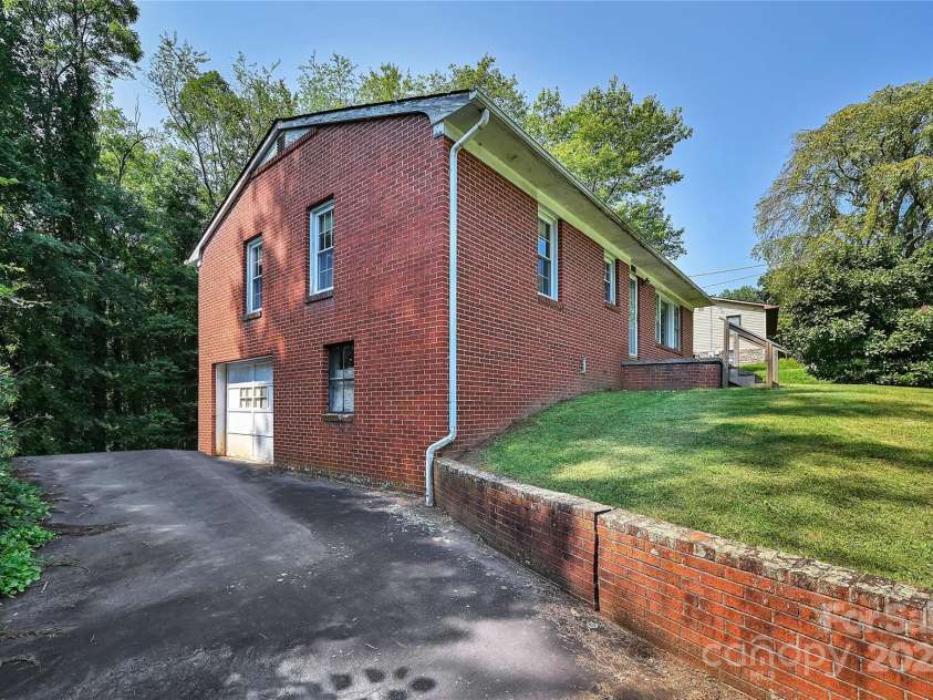 419 Monte Vista Road, Candler, NC 28715.  MLS# CAR4167954, YatesRealty ID 3595. Home has a single car garage and basement