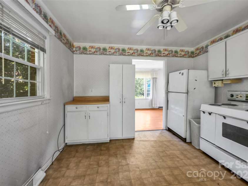 419 Monte Vista Road, Candler, NC 28715.  MLS# CAR4167954, YatesRealty ID 3595. Kitchen opens to the living areaa