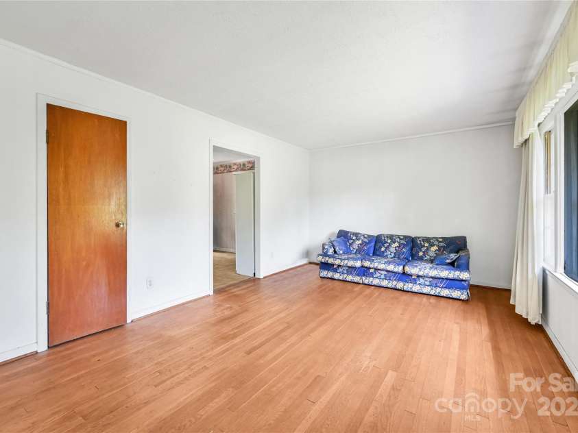 419 Monte Vista Road, Candler, NC 28715.  MLS# CAR4167954, YatesRealty ID 3595. Living Room