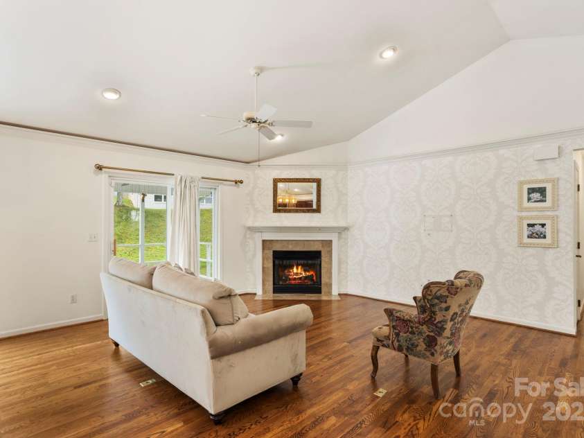 315 Charlestown Drive, Hendersonville, NC 28792.  MLS# CAR4293660, YatesRealty ID 3596. 