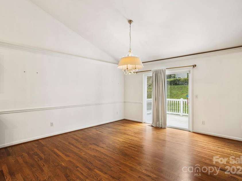 315 Charlestown Drive, Hendersonville, NC 28792.  MLS# CAR4293660, YatesRealty ID 3596. 