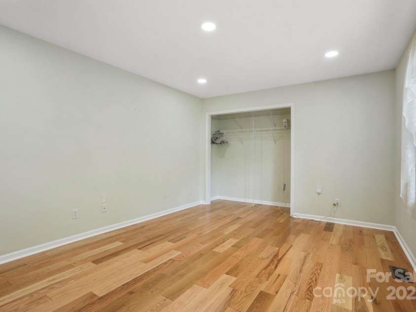 315 Charlestown Drive, Hendersonville, NC 28792.  MLS# CAR4293660, YatesRealty ID 3596. 