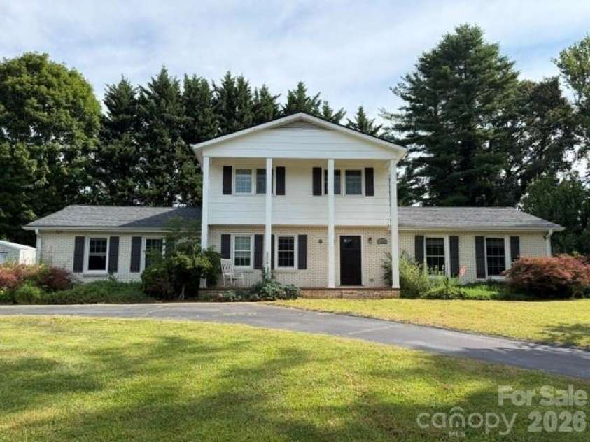 1376 Glenheath Drive, Hendersonville, NC 28791.  MLS# CAR4402718, YatesRealty ID 35960. 