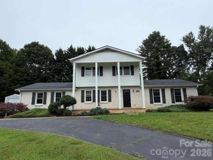 1376 Glenheath Drive, Hendersonville, NC 28791.  MLS# CAR4402718, YatesRealty ID 35960. 