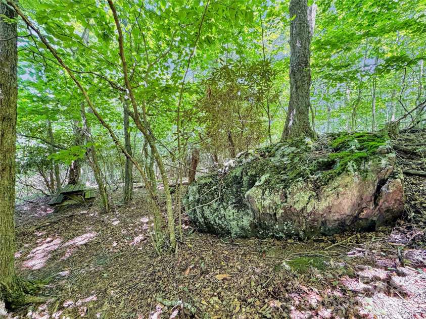 321 Grays Shadow Lane, Banner Elk, NC 28604.  MLS# CAR4402280, YatesRealty ID 35963. 