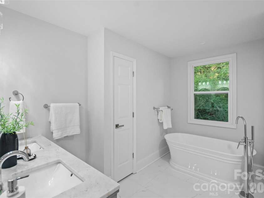 8503 Foxbridge Drive, Matthews, NC 28104.  MLS# CAR4398905, YatesRealty ID 35973. 