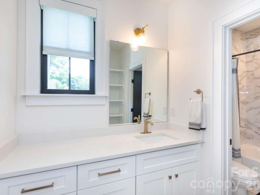 2629 Elon Street, Charlotte, NC 28208.  MLS# CAR4397259, YatesRealty ID 35978. Second level full bathroom