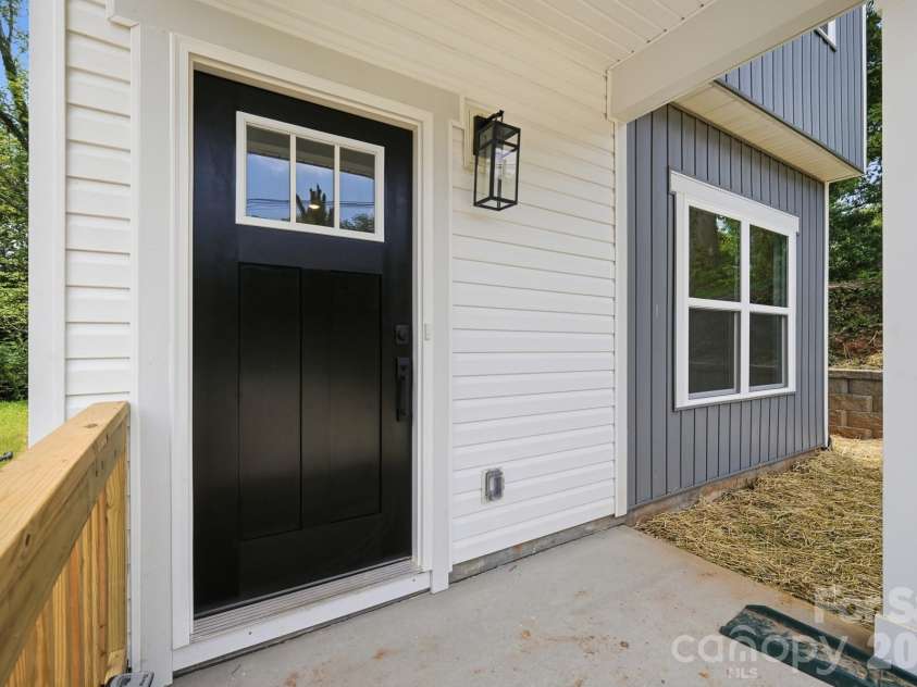 114 7th Avenue, Hickory, NC 28602.  MLS# CAR4400551, YatesRealty ID 35982. 