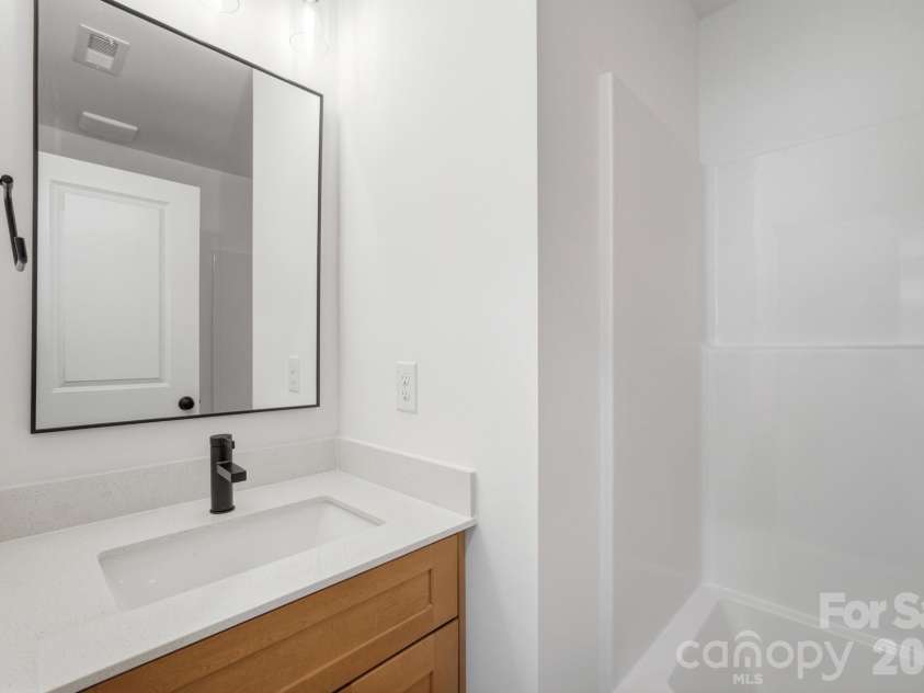 116 7th Avenue, Hickory, NC 28602.  MLS# CAR4400544, YatesRealty ID 35983. Upstairs Full Bathroom