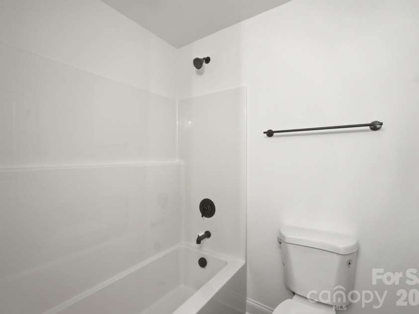 116 7th Avenue, Hickory, NC 28602.  MLS# CAR4400544, YatesRealty ID 35983. Upstairs Full Bathroom