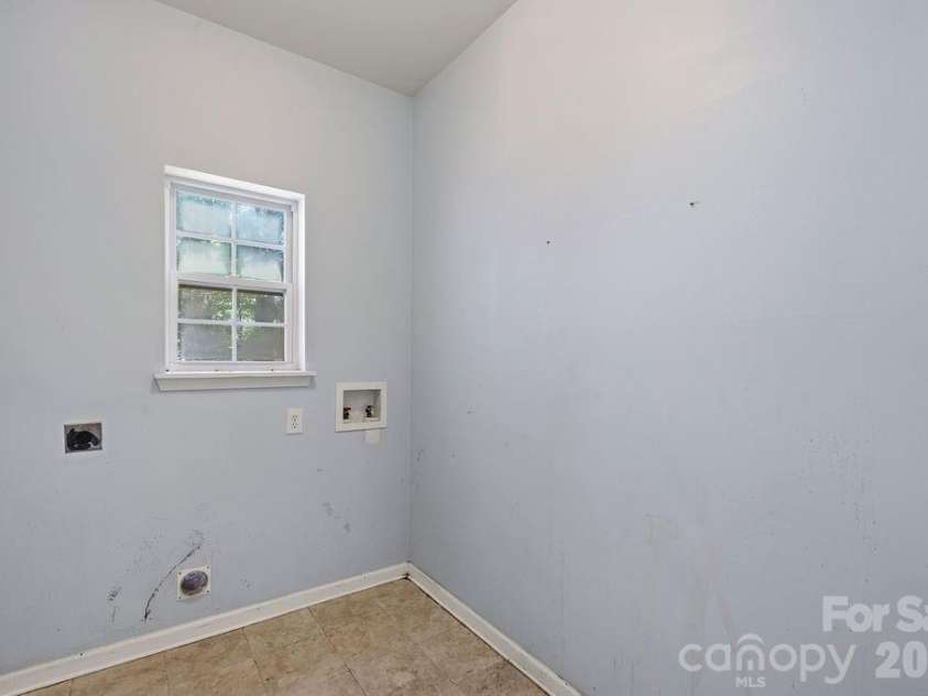 7424 Hannah Alexander Lane, Charlotte, NC 28227.  MLS# CAR4402040, YatesRealty ID 35986. 1st Floor Laundry