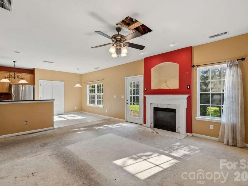7424 Hannah Alexander Lane, Charlotte, NC 28227.  MLS# CAR4402040, YatesRealty ID 35986. Great Room open to Kitchen and Breakfast