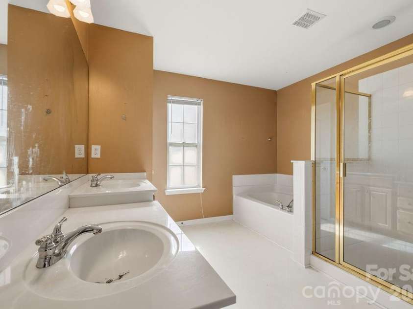 7424 Hannah Alexander Lane, Charlotte, NC 28227.  MLS# CAR4402040, YatesRealty ID 35986. Primary Bath