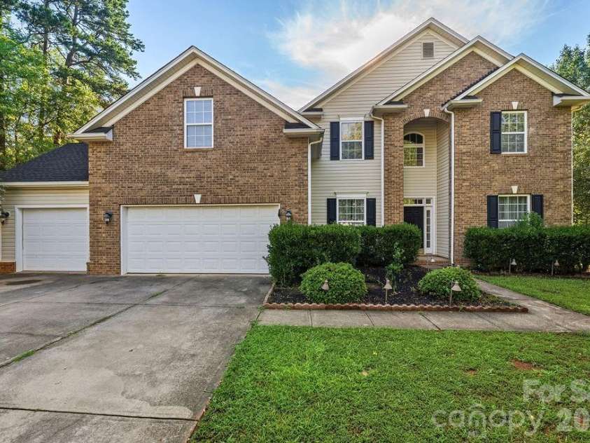 7424 Hannah Alexander Lane, Charlotte, NC 28227.  MLS# CAR4402040, YatesRealty ID 35986. Welcome Home!