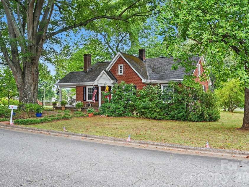 806 Main Avenue, Newton, NC 28658.  MLS# CAR4399488, YatesRealty ID 35989. 