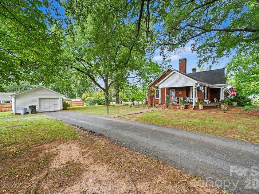 806 Main Avenue, Newton, NC 28658.  MLS# CAR4399488, YatesRealty ID 35989. 