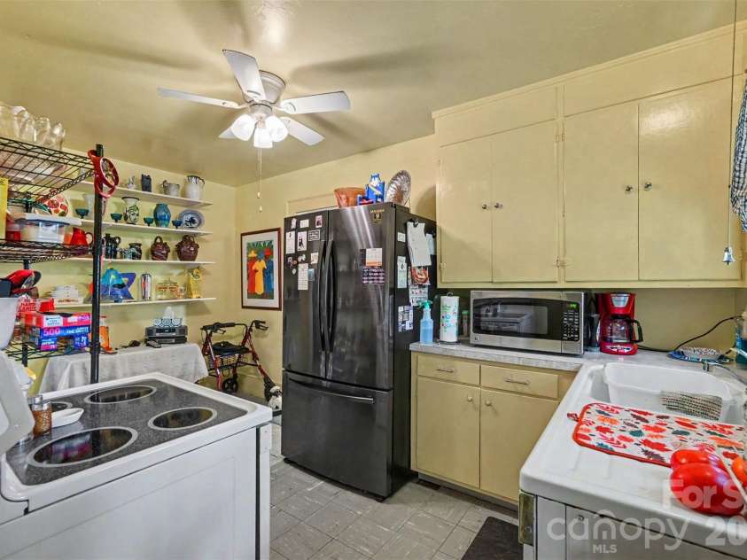 806 Main Avenue, Newton, NC 28658.  MLS# CAR4399488, YatesRealty ID 35989. 