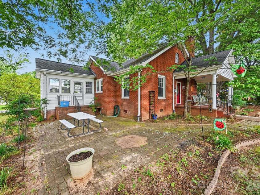 806 Main Avenue, Newton, NC 28658.  MLS# CAR4399488, YatesRealty ID 35989. 