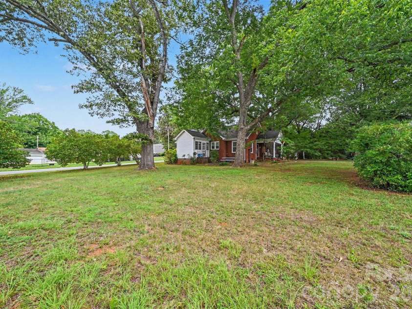 806 Main Avenue, Newton, NC 28658.  MLS# CAR4399488, YatesRealty ID 35989. 