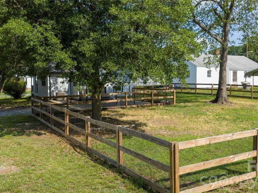 512 Florence Avenue, Kannapolis, NC 28083.  MLS# CAR4399803, YatesRealty ID 35990. 
