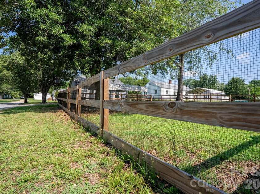512 Florence Avenue, Kannapolis, NC 28083.  MLS# CAR4399803, YatesRealty ID 35990. 
