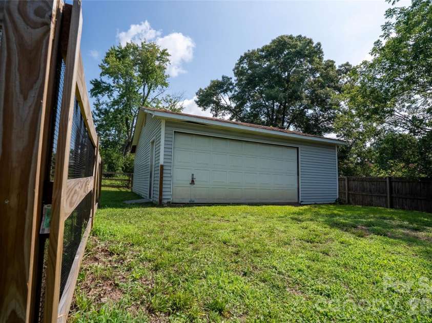 512 Florence Avenue, Kannapolis, NC 28083.  MLS# CAR4399803, YatesRealty ID 35990. 