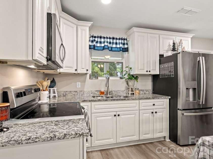 641 Johns Lane, Gastonia, NC 28052.  MLS# CAR4400984, YatesRealty ID 35991. Kitchen with granite