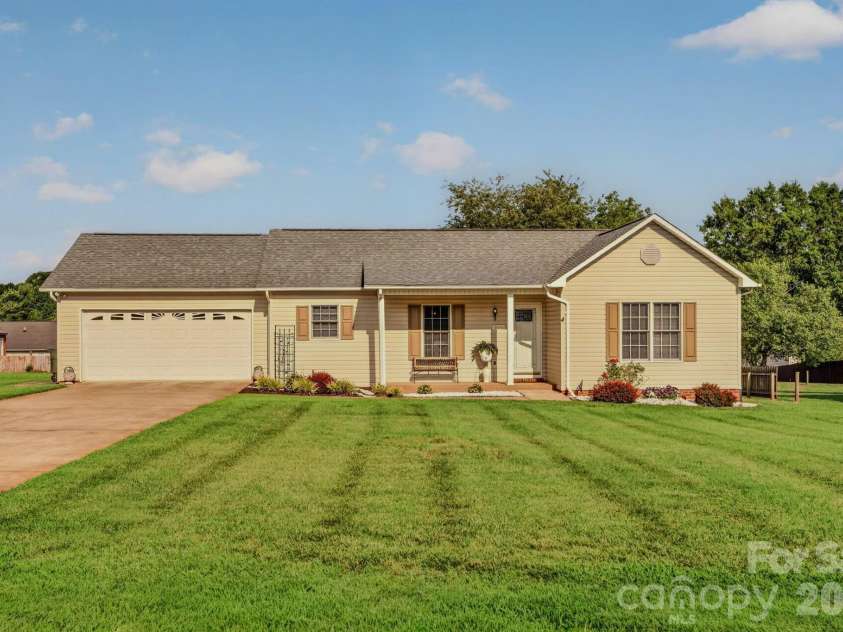 1425 Farmington Hills Drive, Conover, NC 28613.  MLS# CAR4401309, YatesRealty ID 35994. 3 Bed / 2 Bath Ranch