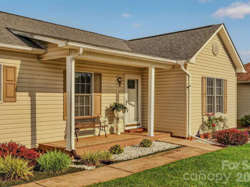 1425 Farmington Hills Drive, Conover, NC 28613.  MLS# CAR4401309, YatesRealty ID 35994. 3 Bed / 2 Bath Ranch