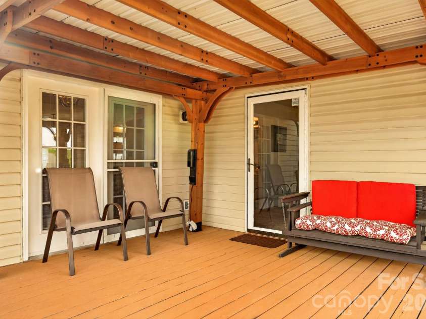 1425 Farmington Hills Drive, Conover, NC 28613.  MLS# CAR4401309, YatesRealty ID 35994. Covered Back Deck