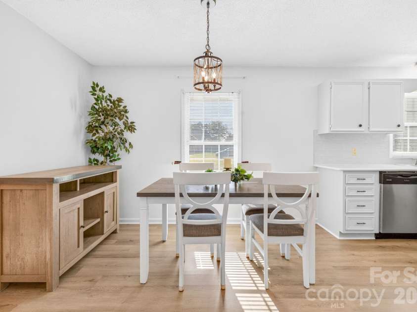 1425 Farmington Hills Drive, Conover, NC 28613.  MLS# CAR4401309, YatesRealty ID 35994. Dining Area
