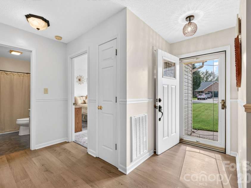 1425 Farmington Hills Drive, Conover, NC 28613.  MLS# CAR4401309, YatesRealty ID 35994. Entry Way