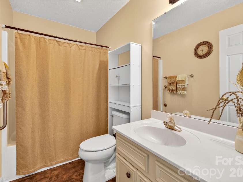1425 Farmington Hills Drive, Conover, NC 28613.  MLS# CAR4401309, YatesRealty ID 35994. Full Bath