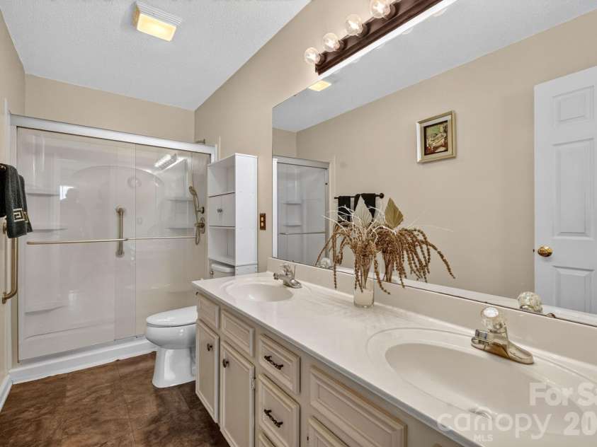 1425 Farmington Hills Drive, Conover, NC 28613.  MLS# CAR4401309, YatesRealty ID 35994. Primary Ensuite