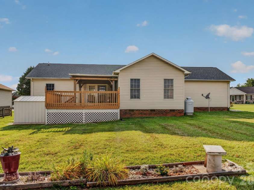 1425 Farmington Hills Drive, Conover, NC 28613.  MLS# CAR4401309, YatesRealty ID 35994. Spacious Back Yard