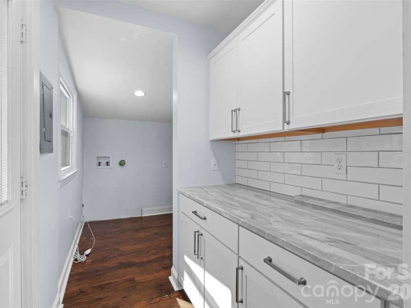 5214 Echo Valley, Great Falls, SC 29055.  MLS# CAR4393184, YatesRealty ID 35996. Butler's Pantry