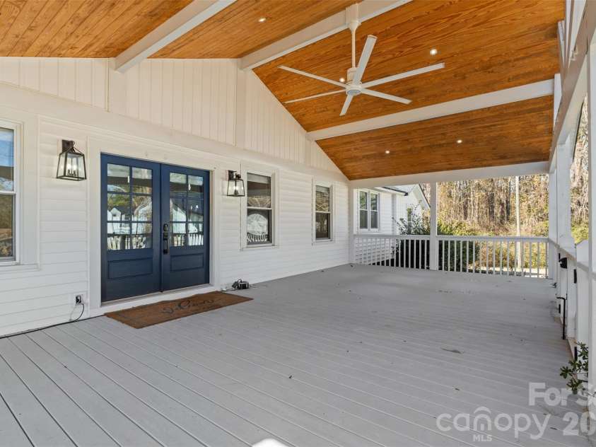 5214 Echo Valley, Great Falls, SC 29055.  MLS# CAR4393184, YatesRealty ID 35996. Covered Front Porch