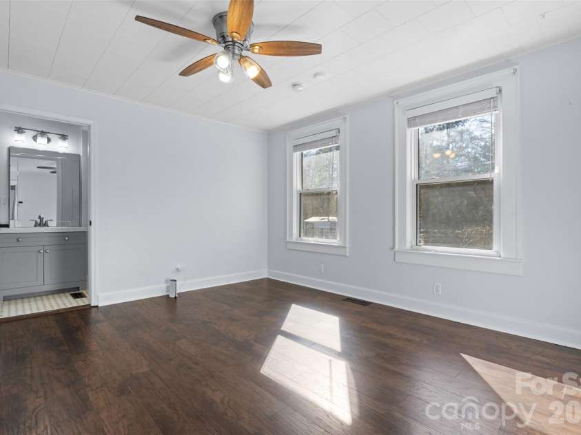 5214 Echo Valley, Great Falls, SC 29055.  MLS# CAR4393184, YatesRealty ID 35996. Main Bedroom w/ensuite bathroom