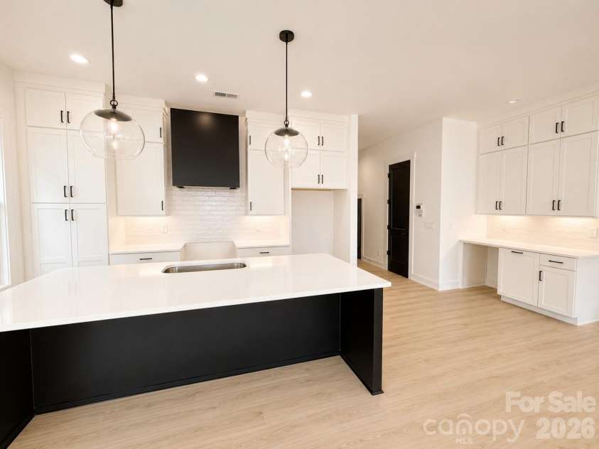 3922 Sarah Drive, Charlotte, NC 28217.  MLS# CAR4388091, YatesRealty ID 36000. 3922 Sarah's gourmet kitchen