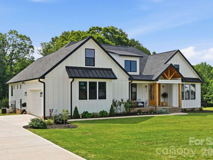 237 Triple Ponds Court, Clover, SC 29710.  MLS# CAR4392449, YatesRealty ID 36003. 