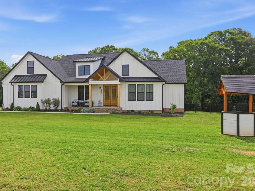 237 Triple Ponds Court, Clover, SC 29710.  MLS# CAR4392449, YatesRealty ID 36003. 