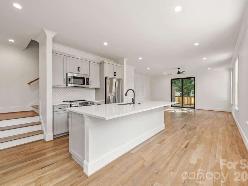 530 Campus Street, Charlotte, NC 28216.  MLS# CAR4395251, YatesRealty ID 36005. 530 Campus Kitchen