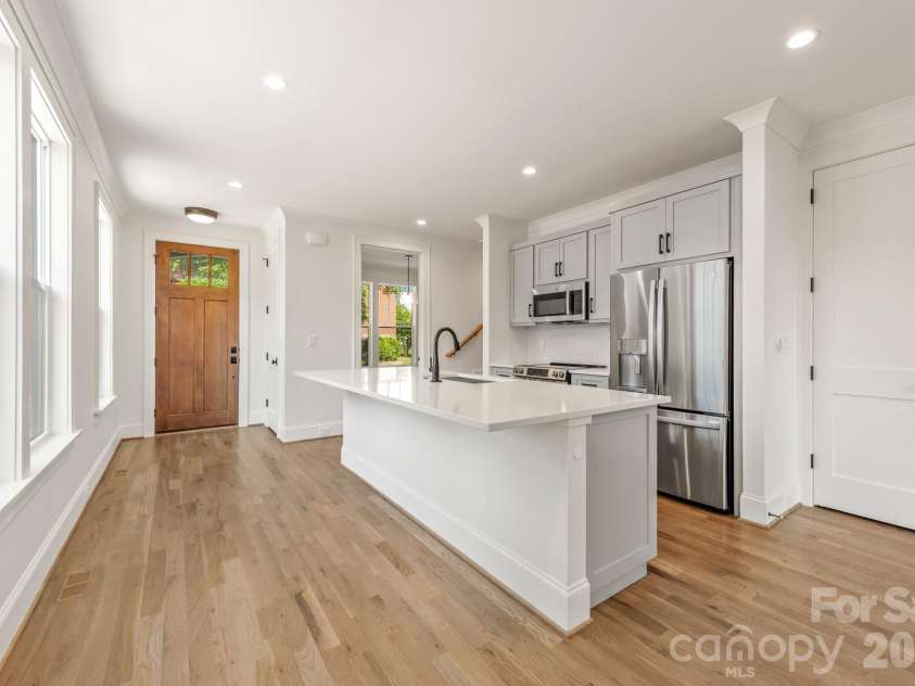 530 Campus Street, Charlotte, NC 28216.  MLS# CAR4395251, YatesRealty ID 36005. 530 Campus Kitchen