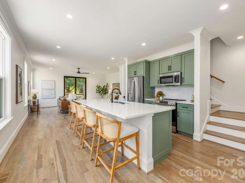 530 Campus Street, Charlotte, NC 28216.  MLS# CAR4395251, YatesRealty ID 36005. 532 Campus Kitchen