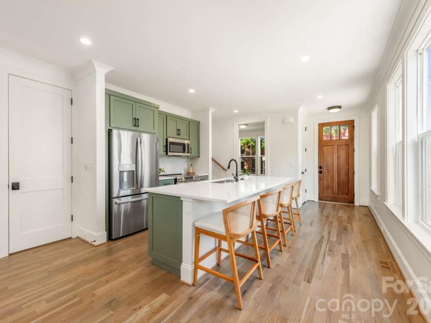530 Campus Street, Charlotte, NC 28216.  MLS# CAR4395251, YatesRealty ID 36005. 532 Campus Kitchen
