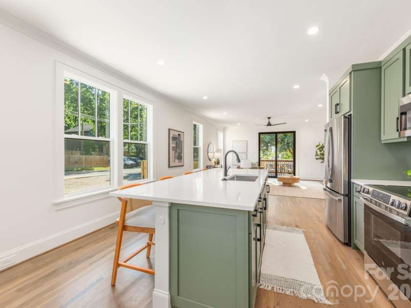 530 Campus Street, Charlotte, NC 28216.  MLS# CAR4395251, YatesRealty ID 36005. 532 Campus Kitchen